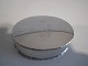 Oval pilleæske 
i 830 sølv med 
kantdekoration 
og et initial 
lavet som smuk 
lågdekoration 
udført ...