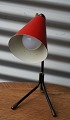 Græshoppe 
bordlampe med 
vintage rød 
fleksibel skærm
messing sko 
mod bord, sort.
Design: Svend 
...