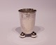 Lille bæger på 
kugle fødder 
dekoreret med 
ciseleringer i 
830 sølv fra 
starten af 1800 
...