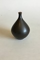Höganäs 
Sortbrunglaseret 
vase No 1031. 
Måler 13,5 cm
