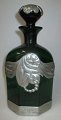 6 kantet grøn 
kantine flaske 
med tin 
montering, 
1925, Danmark. 
Med prop. Tin 
dekorering i 
form ...