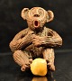 Siddende abe 
med gul bold 
mellem fødderne
H.: 7,5cm L.: 
8,5cm
Varenr.: 
333668
