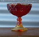 Glas opsats fra 
Fyens Glasværk, 
opsatsen er i 
presset glas. 
Skålen, på 
opsatsen, er 
rød og ...
