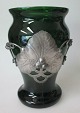 Grøn deco vase 
i glas med tin 
ornamentik, 
1920' erne, 
Danmark. 
Højde.: 17 cm. 
Perfekt stand!
