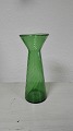 Grøn 
hyacintglas 
optisk vredet
Dansk Glasværk 
ca år 1900
Højde 22cm.