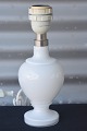 Holmegaard 
bordlampe 
"Roma, lille" i 
hvidt opalglas, 
med stål 
fatning. Design 
Anne-Grete 
Halling ...