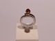 Ring med rav 
sten, stemplet 
NP og af 925 
sterling sølv.
Str.: 59 og 
0,7 cm i 
diameter.