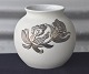 Vase med 
sølvdekoration 
(850 sølv)
P.S. C. 
Porcellan 
Finest 120
H.: 15,5 cm 
Ø.: 16 ...