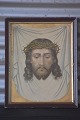 Kristeligt tryk 
i sort ramme 
med motiv af 
Jesus med 
tornekrone.
Trykket måler 
H. 47,5 cm. B. 
...