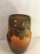 Ipsens enke art 
nouveau Vase 
med kastanjer 
og blade i 
relief.
Højde:  24 cm.
ipsen nr. ...