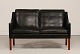 Børge Mogensen 
(1914-1972)
Sofa 2208 
m/ben af 
mahogni
betrukket med 
sort originalt 
...