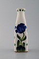 Aluminia 
fajance vase, 
håndmalet med 
blomstermotiver.
 
Måler 15 cm. x 
5 cm. 
Nummer ...