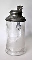 Antik tysk 
drikkekrus i 
glas med 
slibninger og 
tin låg, 19. 
årh. 0,5 liter. 
Slebet 
dekoration i 
...
