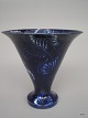 H.A.Kähkler 
Vase med flot 
blå Glasur 
H: 17,5 cm. D: 
17,5 cm.
