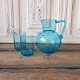 Søblå vandkande 
med 2 vandglas.
Fyens glasværk 
produceret fra 
1890
Højde på 
kanden: 17,5 
...