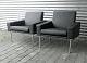 To styk 
Lufthavnsstole 
i sort læder 
model AP-34/1
Design af Hans 
J. Wegner
Produceret hos 
...