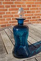 Karaffel eller 
klukflaske i 
mørkeblåt glas 
med prop i 
klart glas, fra 
Holmegård 
glasværk 
omkring ...