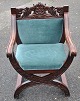 Kurul stol i 
mahogni, 
19./20. 
&aring;rh. Med 
rygstykke i 
form af 
maskeron. H.: 
101 cm. B. 65 
cm. ...