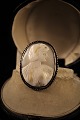 Gammel 1800 
tals kamé 
broche med 
kvinde portræt 
udskåret i 
Konkylie og 
indfattet i 
sølv.
Måler ...