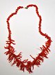 Rød koral kæde, 
20. årh. 
Længde: 53 cm. 
