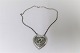 Heerup. 
Sterling (925). 
Hjerte med 
kæde. Bredde 
5,5 cm