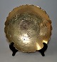 Kinesisk bronze 
fad, 19/20. 
årh. Dekoreret 
med drage. Med 
flæset kant. 
Dia.: 20 cm. 
Stemplet: ...