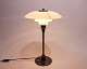 PH 3/2 
bordlampe, 
model Tremp, af 
hvid opal glas 
og stel af 
bruneret 
messing 
oprindeligt ...