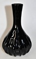 Antik vase, ca. 
1900. Med 
riller. Farvet 
glas. Højde.: 
17 cm. 