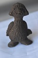Troldefigur i 
keramik med 
motiv af 
troldpige som 
kigger op
Design af 
Vibeke Utke 
Ramsing ...