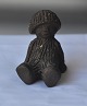 Troldefigur i 
keramik med 
motiv af 
troldpige, som 
sidder med 
hænderne bagud 
Design af 
Vibeke ...