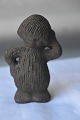 Troldefigur i 
keramik med 
motiv af 
troldpige, som 
klør sig i 
nakken 
Design af 
Vibeke Utke ...