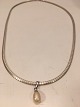 Halskæde med 
dråbeformet 
perle.
Sølv 925s
kæde: Længde: 
46 cm. Bredde: 
3 mm. tykkelse: 
1,4 ...