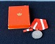 Frederik den 9. 
fortjeneste 
medalje, 11. 
marts 1953 og 
med knaphuls 
pynt, medaljen 
kommer i ...