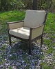 Lænestol med 
armlæn i 
lakeret 
solbleget 
mahogni med 
gyldenmeleret 
betræk
Design af Ole 
...