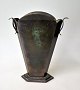Art deco bronze 
vase, 20. årh. 
Danmark. 
Stemplet: H.F 
bronze. 
Patineret. H.: 
16,6 cm. 