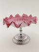 Kage/frugtopsats 
fra beg. af 
1900-tallet med 
rosa glas på 
nikkel fod 
højde 17 cm. 
dia.21 cm.  ...