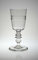Pokalglas med 
bikageslibninger, 
glattet i bund. 
Et lignende 
glas er i 
Holmegaard 
prøvesamling, 
...