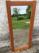 Spejl med bred 
ramme i 
teakfiner. Mål: 
114x52,5 cm