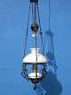 Petroleums loft 
lampe, af støbt 
jern. Beholder 
og kuppel af 
opalglas. Højde 
105 cm. Bredde 
30 ...