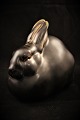 Royal 
Copenhagen 
glaseret 
stentøjs kanin 
af Jeanne Grut. 

Dekorations 
nummer: 22695. 
2.sort. ...