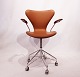Syver 
kontorstolen, 
model 3217, med 
armlæn og 
drejefunktion, 
er et ikon 
inden for 
moderne ...