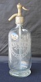 Siphonflaske i 
klart glas. 
Inskription  på 
flasken  på 
Denne 
Siphonflaske 
tilhører 
Horsens ...