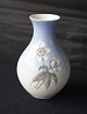 Lyngby 
Porcelæn, vase 
73-1/20, 1. 
sortering. 
Dekoration er 2 
udsprungne 
hvide blomster, 
vasen er ...