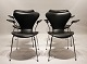 Et sæt af fire 
Syver stole, 
også kendt som 
model 3207, med 
armlæn i sort 
Savanne læder 
er et ...