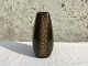 Keramik vase, 
Brun med cirkel 
dekoration, 
18cm høj, 
Stemplet 545 
‘perfekt stand*