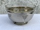 Sølvplet skål 
med glas 
indsats, 12cm 
høj, 19,5cm i 
diameter, 
dekoreret med 
frugtklaser 
*Pæn stand*