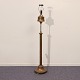 Standerlampe i 
messing, 
oprindeligt 
petroleumslampe,
variabel 
højde - her 163 
cm høj, 
1910-1920