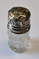 Engelsk krystal 
parfume flacon 
med sølvlåg, 
19. årh. 
Stemplet. H.: 
5,7 cm. 