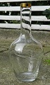 Vin eller 
vandkaraffel i 
glas fra 
Mågestellet med 
guldkant. 
Fremstår i god 
stand. H. 24 cm