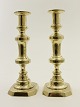 Et par messing 
lysestager med 
firkantet fod 
H. 27,5 cm. 
19.årh.   Nr. 
379314